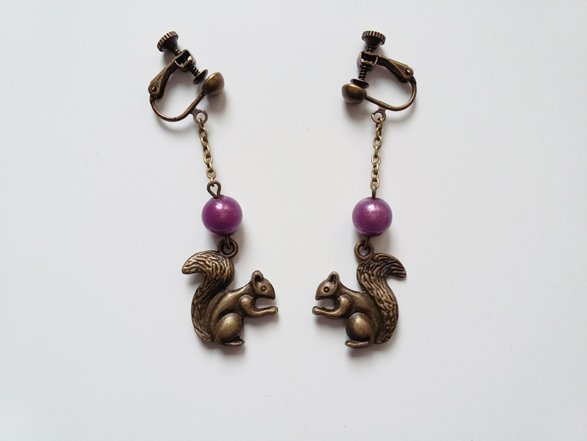 Boucles d'oreilles écureuil et perles roses pour oreilles non percées créées sur mesure par Divine et Féminine.