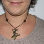 Collier cerf bronze et perles en bois par Divine et Féminine.