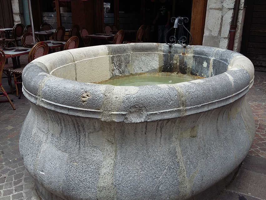 Fontaine baignoire à Annecy.