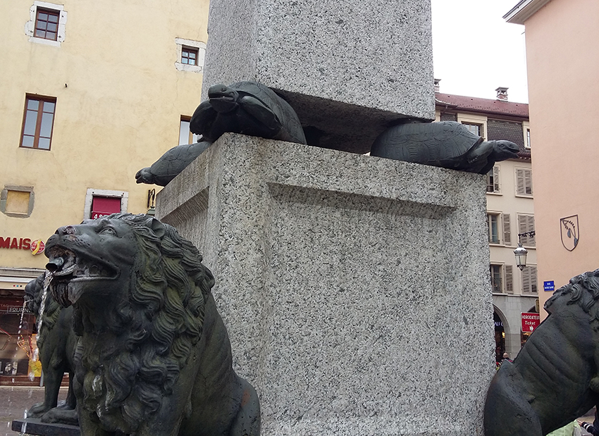 Fontaine lions et tortues écrasées à Annecy.