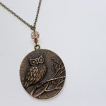 Collier pendentif hibou chouette sur une branche bronze par Divine et Féminine.
