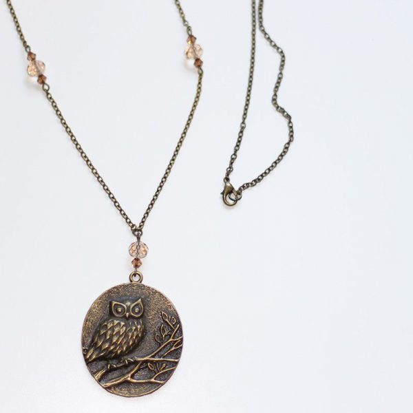 Long collier sautoir hibou chouette sur une branche bronze par Divine et Féminine.