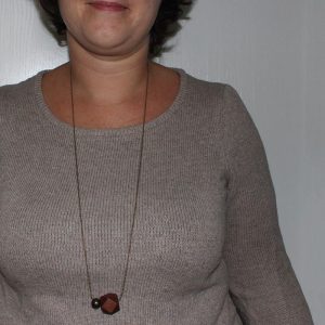 Collier sautoir moderne perle géométrique polygone bois marron foncé et bronze par Divine et Féminine.