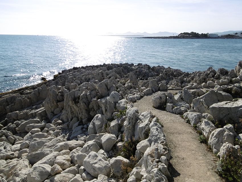 Sentier littoral de tire poil, tour du cap d'Antibes.