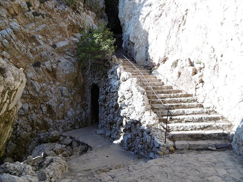 Escaliers du sentier littoral de tire poil, tour du cap d'Antibes.