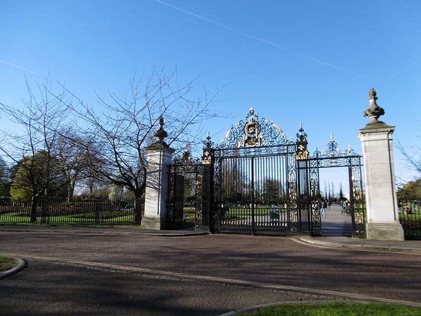 Entrée dans le Queen Mary's Garden de Regent's Park à Londres.