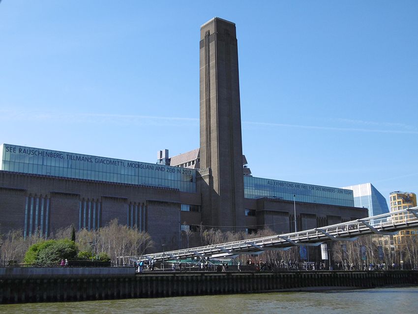 Tate Modern vu depuis la Tamise, sur un bateau de la Thames Clippers.