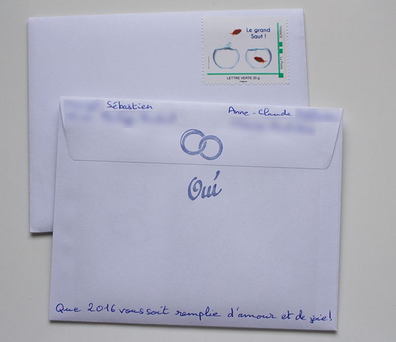 Papeterie de mariage : nos enveloppes personnalisées à l'aide de tampons encreurs. 