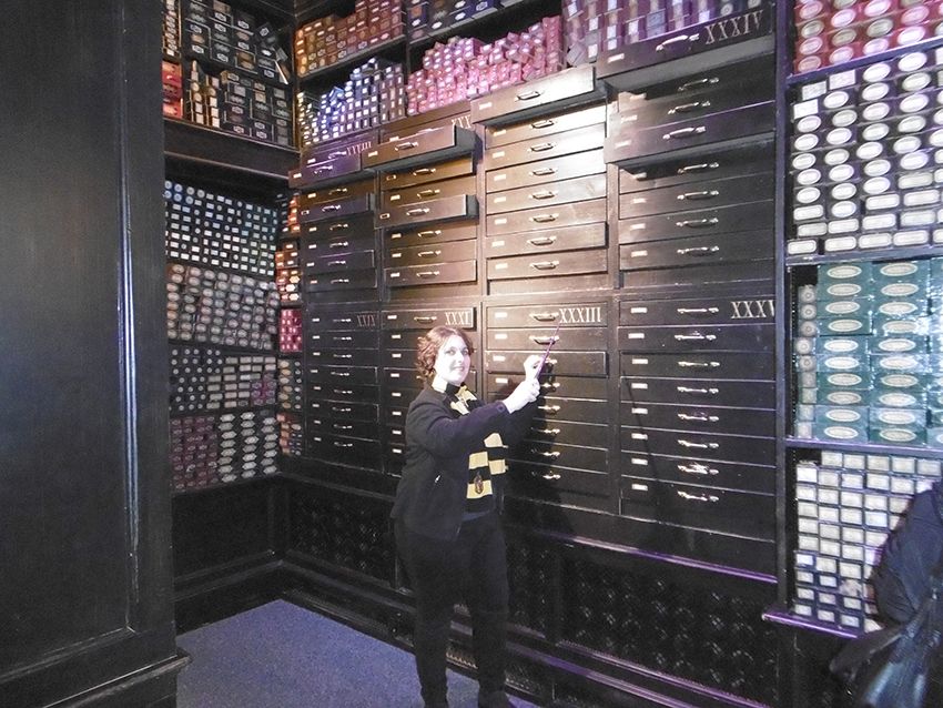 Intérieur de chez Ollivanders , boutique de baguettes magiques au Studio Harry Potter de Londres.