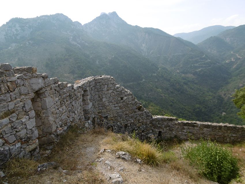 Ruines du château de Sainte-Agnès.