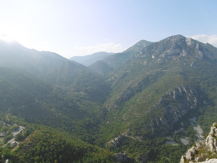 Panorama sur les montagnes depuis le donjon de Sainte-Agnès.