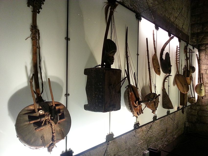 Collection d'instruments de musique du monde entier (ethnomusicologie) au musée de la Castre, à Cannes.