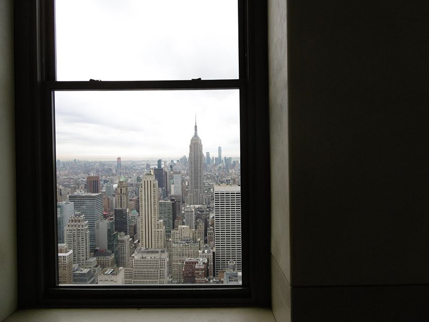 New-York, fenêtre avec vue sur l'Empire State Building.
