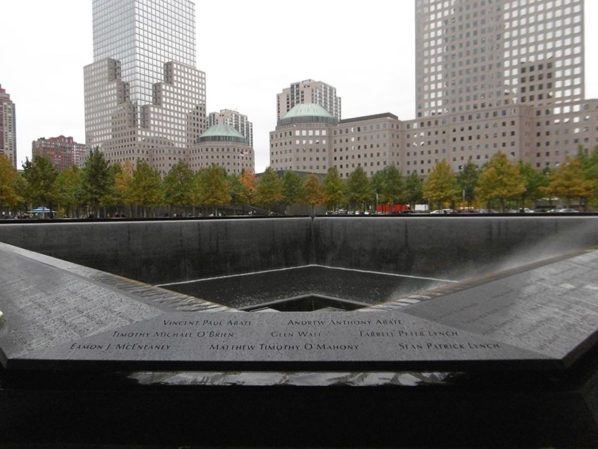 Bassin miroir fontaine en hommage aux victimes du 11 Septembre à New-York.