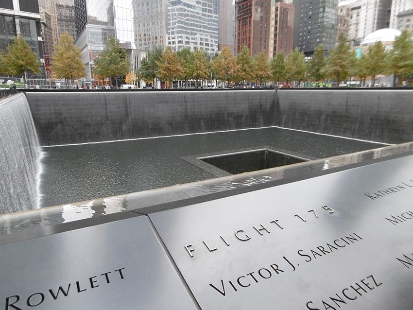 Bassin miroir fontaine en hommage aux victimes du 11 Septembre à New-York.