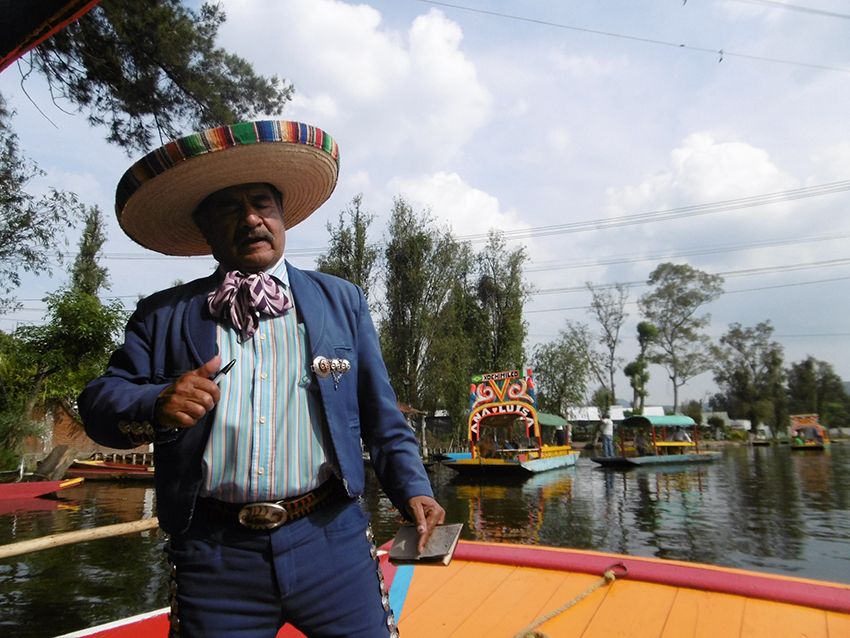 Chanteur mariachi sur une barque de Xochimilco à Mexico.