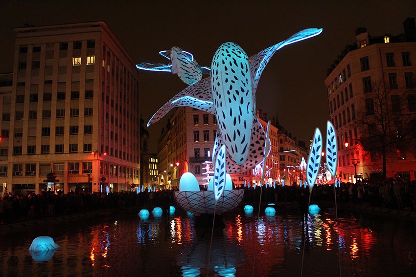 Fête des Lumières à Lyon en 2017, poissons volants les pikooks sur la place de la République.
