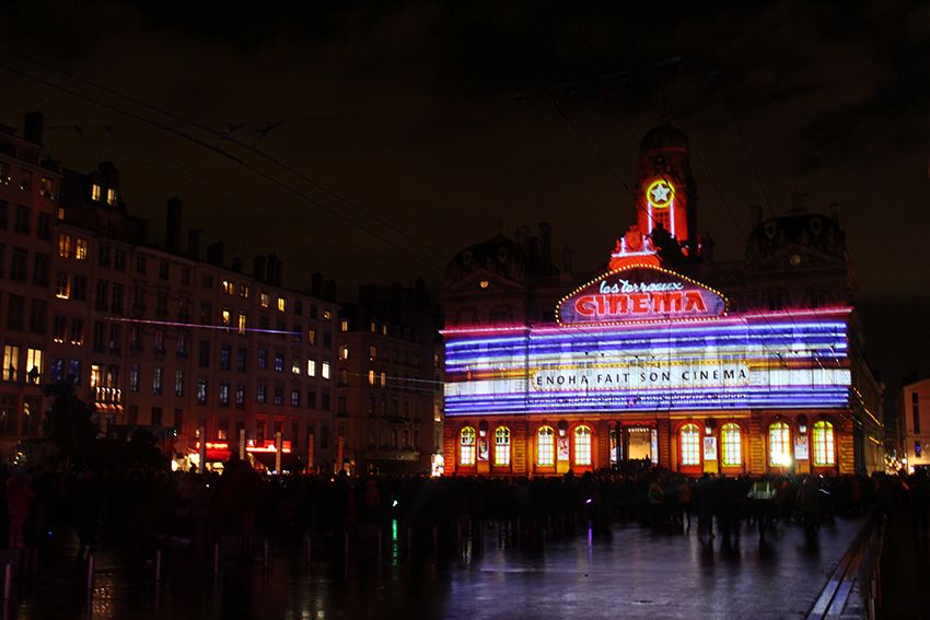 Fête des Lumières à Lyon en 2017, spectacle sons et lumières Enoha fait son cinéma sur la place des terreaux.
