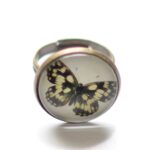 Bague papillon sous cabochon en verre et anneau réglable en laiton bronze par Divine et Féminine.