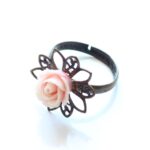 Bague petite rose réglable, anneau en laiton bronze et fleur en résine, couleur rose clair, par Divine et Féminine.