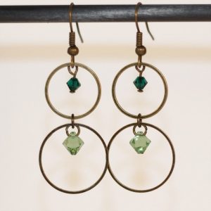 Boucles d'oreilles anneaux bronze et cristal vert par Divine et Féminine.