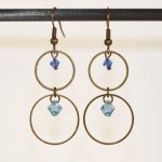 Boucles d'oreilles anneaux bronze et cristal bleu par Divine et Féminine.