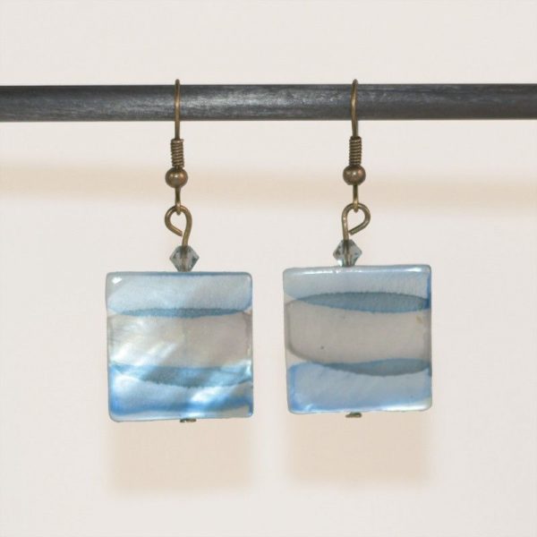 Boucles d'oreilles carré bleu dégradé comme une aquarelle représentant l'eau par Divine et Féminine.