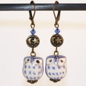 Boucles d'oreilles chouette hibou bleu en porcelaine avec perle en cristale et lune nuit en bronze par Divine et Féminine.