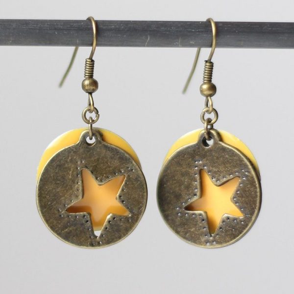 Boucles d'oreilles ronde bronze étoile émail jaune par Divine et Féminine.