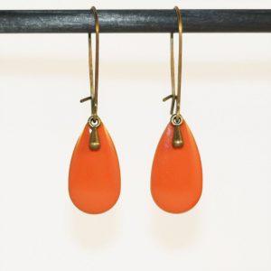 Boucles d'oreilles goutte en émail orange par Divine et Féminine.