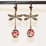 Boucles d'oreilles libellule bronze et perles à fleurs rouges par Divine et Féminine.