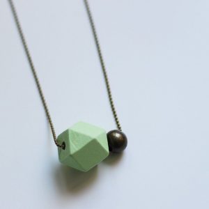 Collier sautoir moderne perle géométrique polygone bois vert pastel mint et bronze par Divine et Féminine.