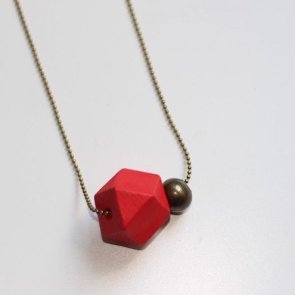 Collier sautoir moderne perle géométrique polygone bois rouge et bronze par Divine et Féminine.