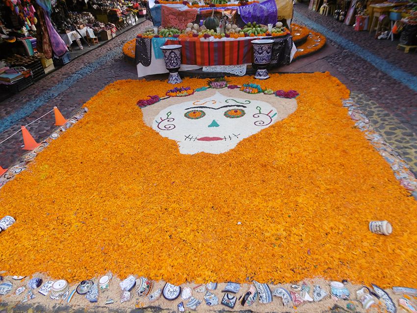 Calavera avec fleurs oeillet d'Inde à Puebla au Mexique pour le jour des morts.