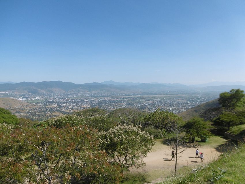 Vue sur la vallée depuis Monte Alban au Mexique.