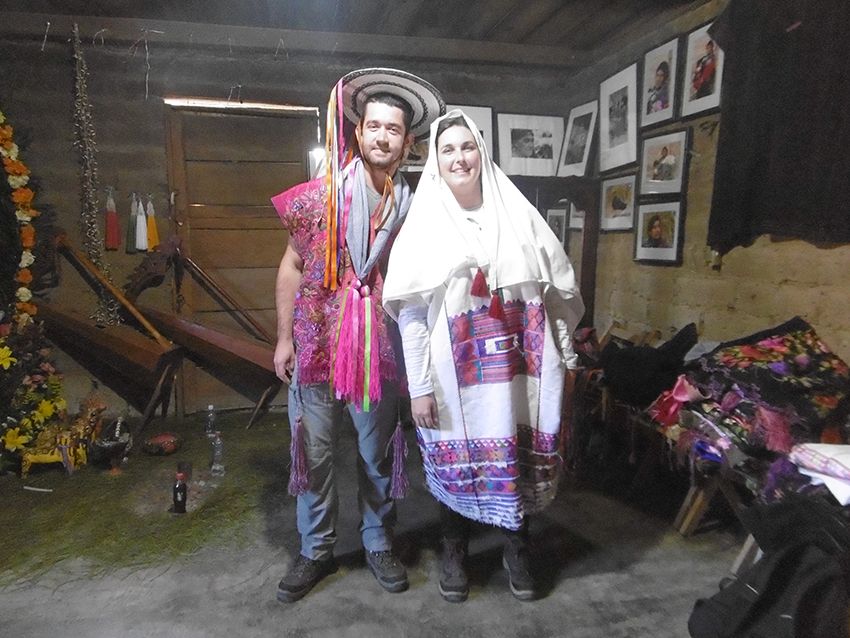 Tenue traditionnelle de mariage pour les indiens tzoziles au Mexique.