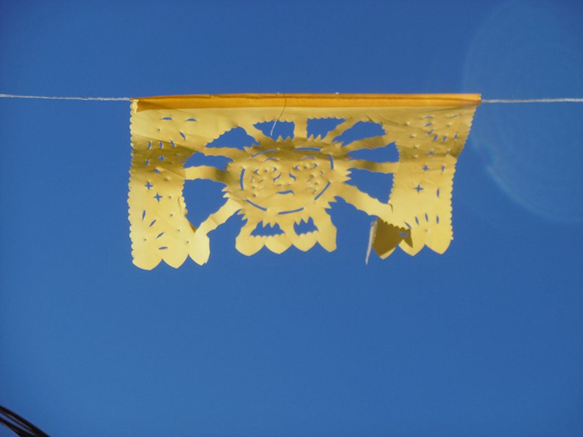 Papel picado du Mexique représentant un soleil.