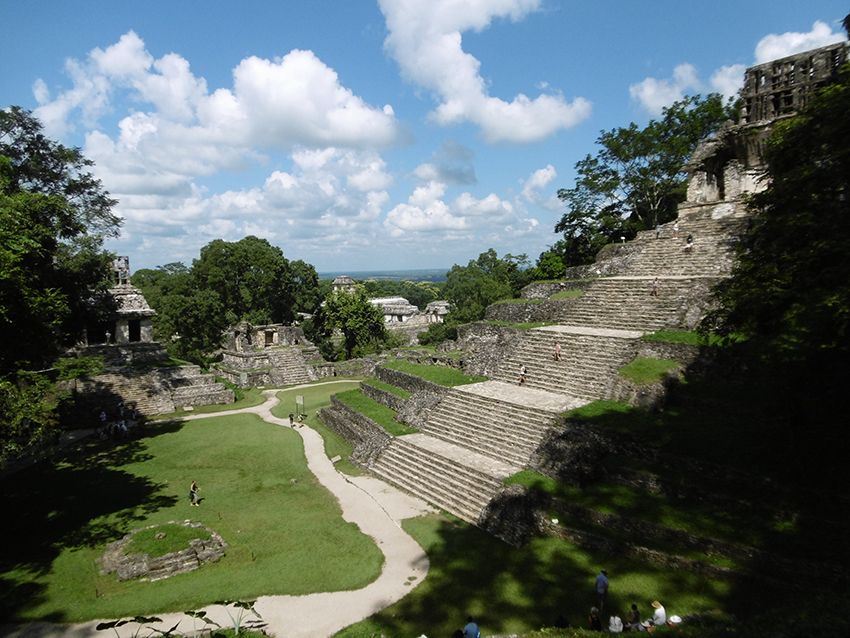 Escaliers d'une grande pyramide de Palenque au Mexique.