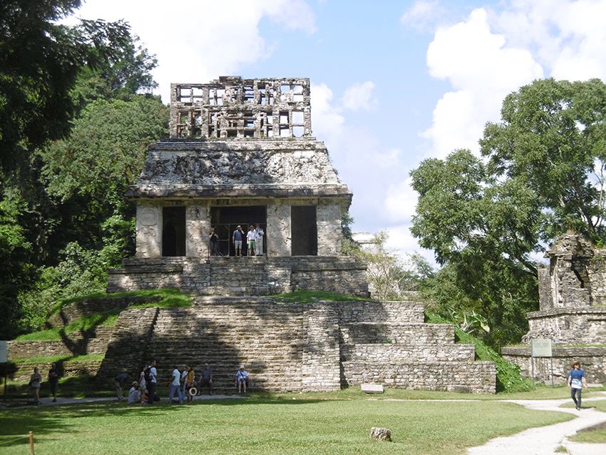 Temple maya à Palenque dans la jungle du Chiapas.