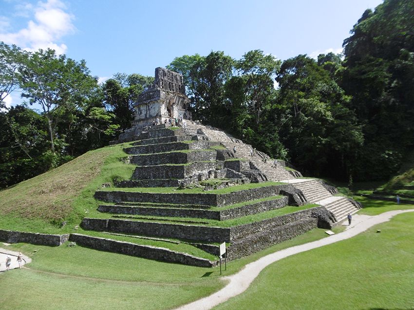 Temple, pyramide dans la nature à Palenque au Mexique.