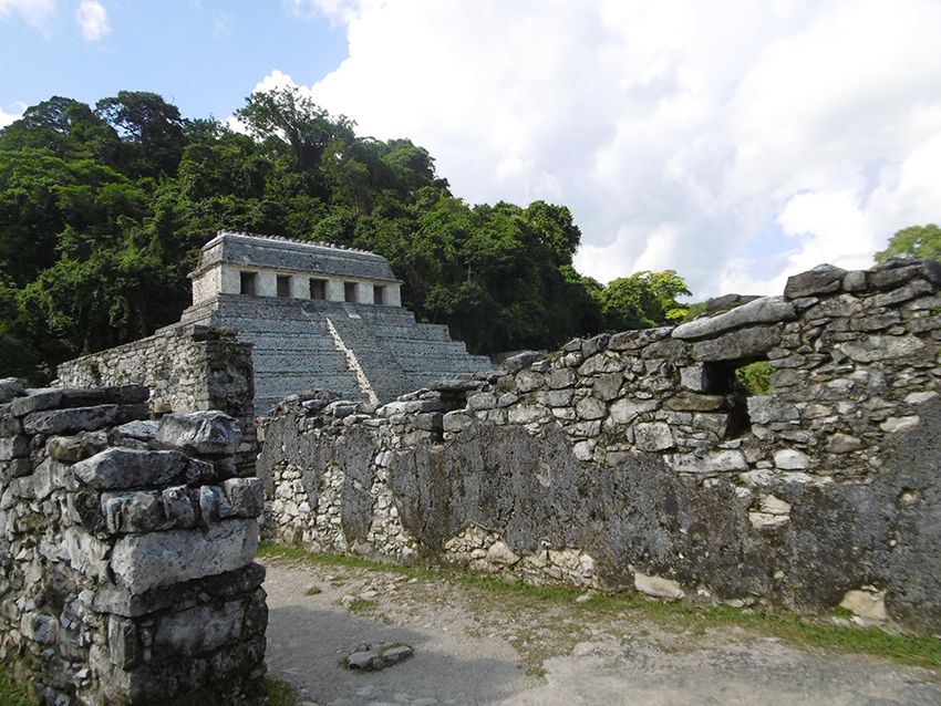 Promenade dans les ruines de Palenque au Mexique.