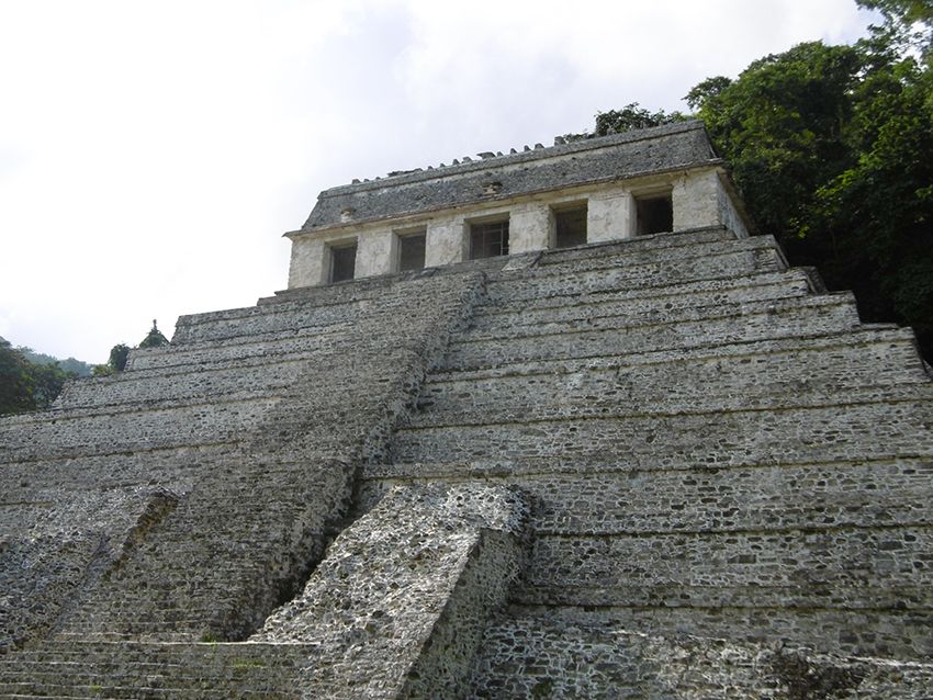 Temple maya à Palenque eu Mexique.