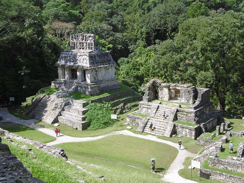 Temples en ruine à Palenque au Mexique.