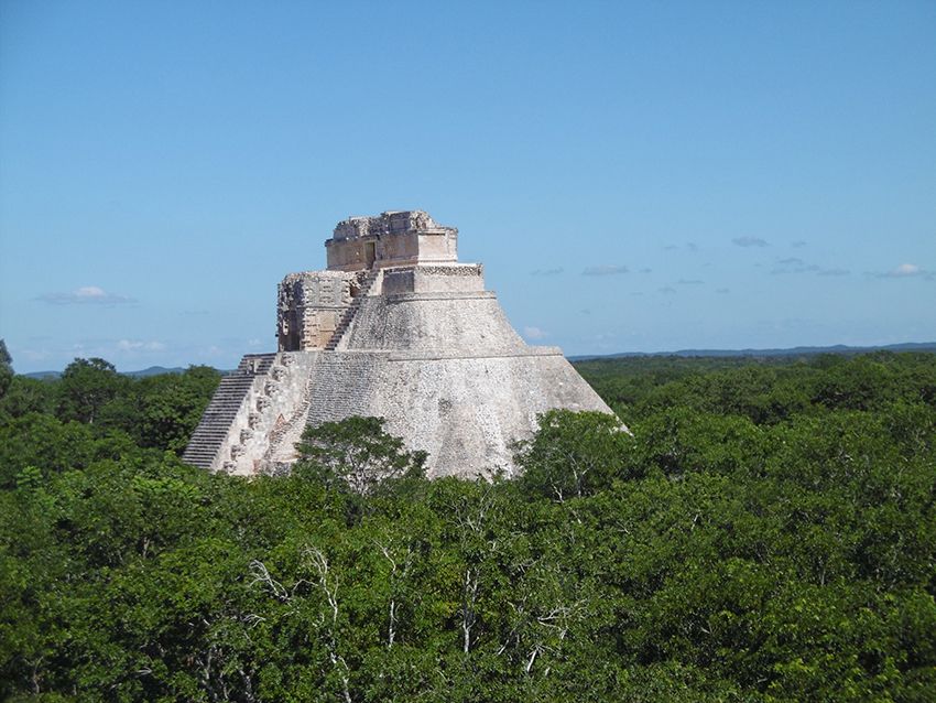 La pyramide du magicien ou maison du devin à Uxmal au Mexique.