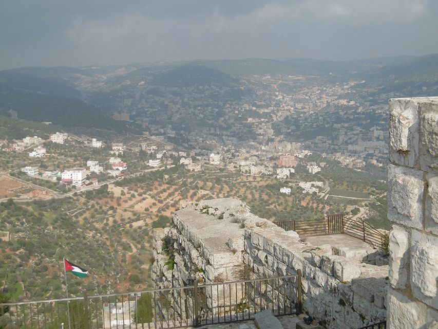 Vue sur Ajloun en Jordanie depuis la forteresse.