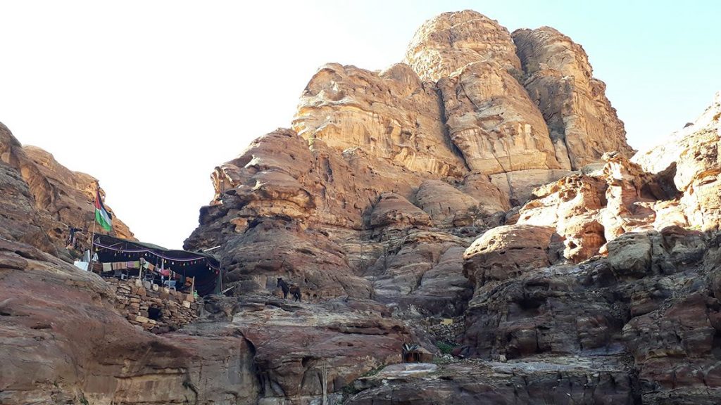 Route pour le monastère de Petra en Jordanie.