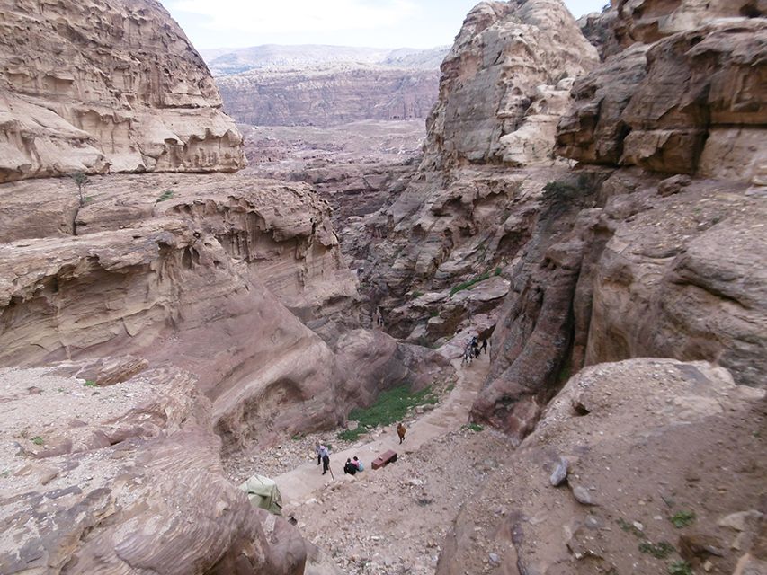 Route pour le monastère de Petra en Jordanie.