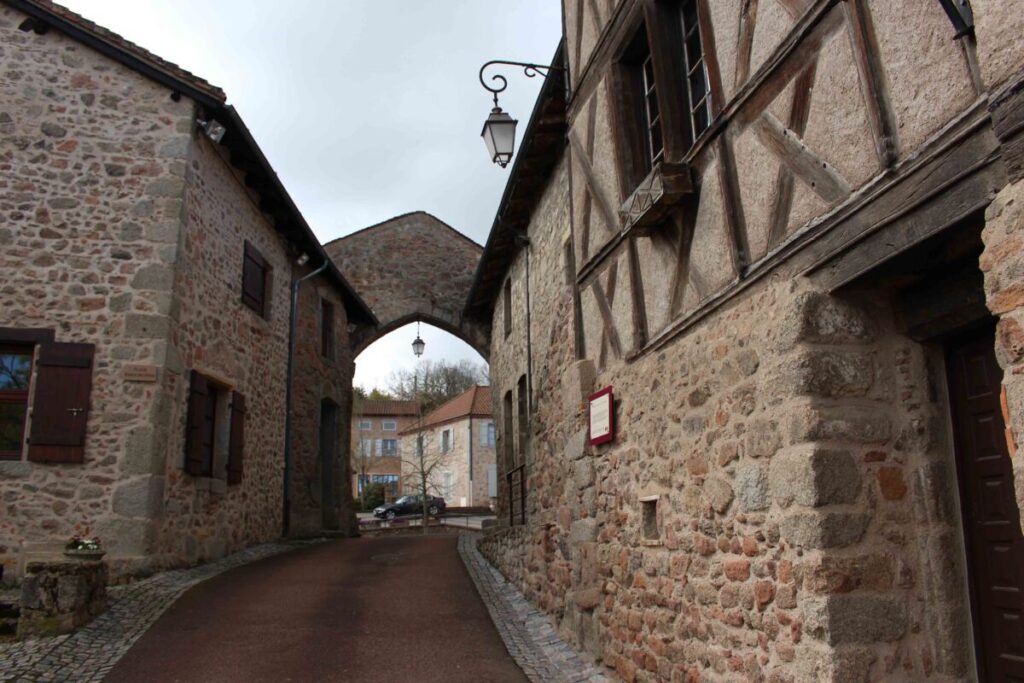 Village médiéval du Crozet dans le Roannais.