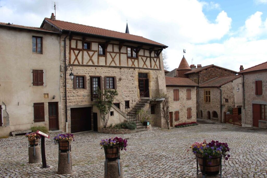 Place du village médiéval le Crozet dans le Roannais.