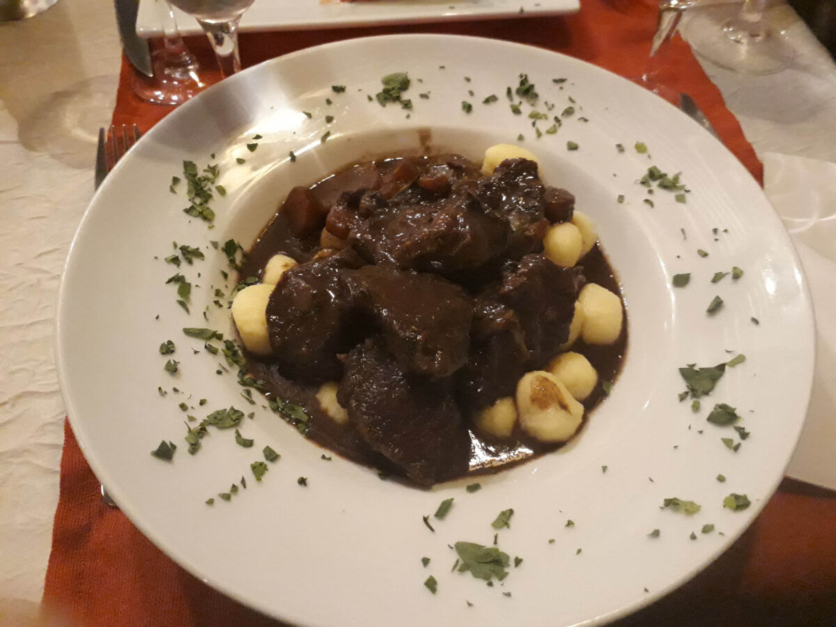 Daube provençale et gnocchi frais au restaurant le Chaudron à Antibes.